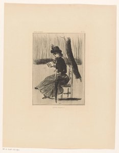 Femme avec un livre et un parapluie sur une chaise dehors