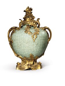 Un des deux vases et couvercles de style Louis XV, montures datées de 1883, porcelaine fin XVIIIe-début XIXe siècle - Henri Dasson