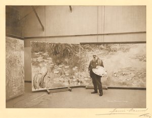 Claude Monet (1840-1926) devant ses peintures 