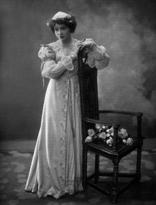 Comédienne française Lilian Greuze en tant que Solange de Mautpré dans la pièce "Les bouffons", photo par Henri Manuel du journal français "Le Théâtre" mars 1907 - Henri Manuel