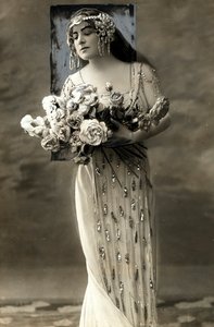 Portrait en pied de Lucy Arbell, chanteuse d