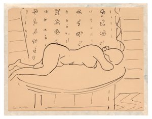 Femme nue allongée à plat ventre sur une table