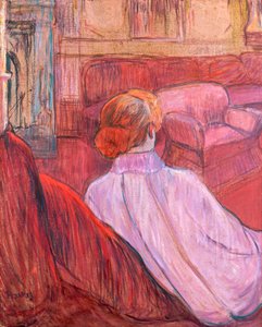 Femme assise sur un canapé rouge
