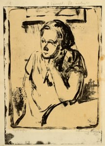 Femme assise à une table ronde avec la main sous la joue