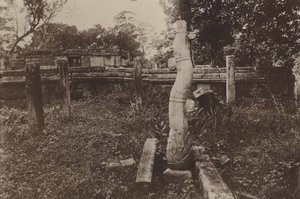 Villes en ruines de Ceylan : colonne arrondie curieuse et ruines - Henry W. Cave