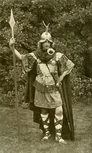 Représente le roi Arthur portant le costume de chef britannique, VIe siècle après J.-C. - Herbert Norris