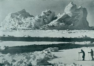 Un iceberg se brisant dans la banquise, vers 1910-1913, 1913