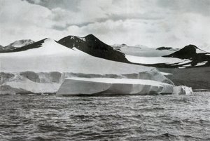 Un iceberg se détachant d