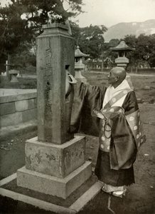 Un prêtre bouddhiste et une roue à prières, 1910 - Herbert Ponting