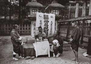 Une Diseuse de Bonne Aventure au Temple Inari - Herbert Ponting