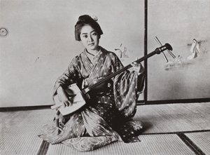 Une Geisha jouant du Samisen (photo) - Herbert Ponting