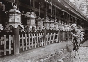 Un pèlerin au temple de Kasuga, Nara - Herbert Ponting