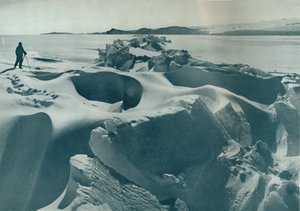 Une crête de pression dans la glace de mer se dirigeant vers le cap Barne, 1911