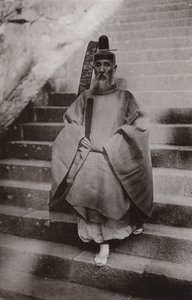 Un prêtre shinto