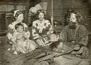 Homme et femmes Ainu à la maison, 1910 - Herbert Ponting
