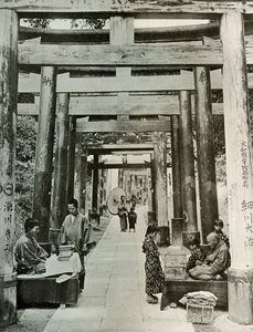 Une avenue de torii à Inari, 1910 - Herbert Ponting
