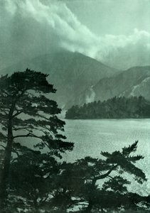 Tempête approchant sur le lac Motosu, 1910