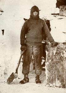 Capitaine L. E. G. Oates près de la porte de l