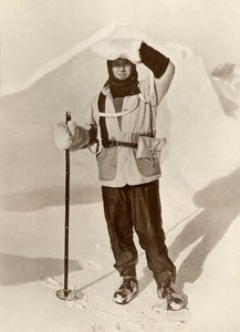 Le capitaine Scott portant le portefeuille dans lequel il transportait ses journaux de traîneau, vers 1910-1911, 1913
