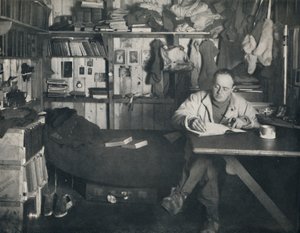 Le capitaine Scott écrivant son journal dans la hutte au cap Evans, vers 1911, 1914 - Herbert Ponting