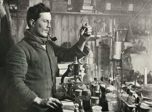 Dr. Atkinson dans son laboratoire, 15 septembre 1911, 1913 - Herbert Ponting