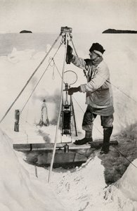 E. W. Nelson avec la bouteille d