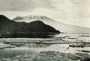 Entrée dans le détroit de McMurdo - Cap Bird et mont Erebus, vers 1910-1913, 1913 - Herbert Ponting