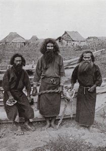 Happukonno, le chasseur (au centre), et deux pêcheurs Ainu