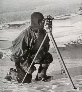 Lieut. E. R. G. R. Evans en train de relever avec le théodolite de quatre pouces, octobre 1911, 1913 - Herbert Ponting