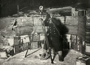 Lieut. Evans observant une occultation de Jupiter, 8 juin 1911 - Herbert Ponting