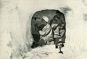Lieut. Evans et Nelson creusant une grotte pour le stockage à froid, 12 janvier 1911, 1913 - Herbert Ponting