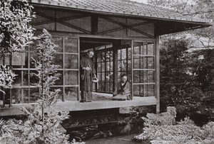 Namikawa San nourrissant ses carpes - Herbert Ponting