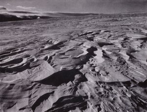 Les grandes vagues de neige gelée soulevées par le vent - Herbert Ponting