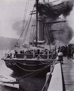 Le petit navire a quitté Port Chalmers pour la dernière étape de son voyage - Herbert Ponting