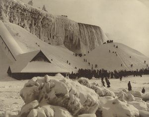Vue des chutes du Niagara en hiver