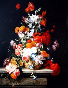 Fleurs Mélangées dans un Vase Doré