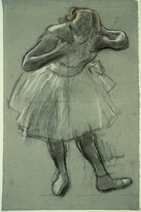 Danseuse se penchant vers l