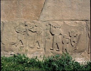 Vue de la base des reliefs de la Porte du Sphinx