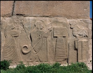 Vue de la base des reliefs de la Porte du Sphinx - Hittite Hittite