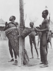 Afrique : Hommes Moru jouant des tambours - Hugo Adolf Bernatzik