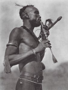 Afrique : Joueur de flûte Niambara - Hugo Adolf Bernatzik