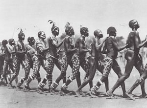 Afrique : Femmes Nuba dansant (photo b/n)