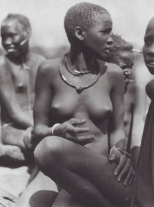 Afrique : Fille Nuer portant un collier en poils de girafe