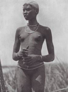 Afrique : Fille Nuer avec des cicatrices ornementales