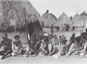 Afrique : Guerriers Shilluk se frottant avec des cendres de bois - Hugo Adolf Bernatzik