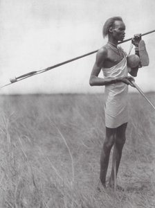 Afrique : Guerrier Dinka en voyage (photo n/b)