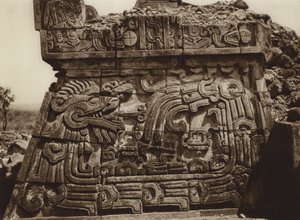 Mexique : Xochicalco, partie de la pyramide avec serpent et hiéroglyphes (photo n/b) - Hugo Brehme