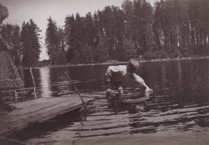 Enfants flottant sur un bateau de jeu à Niemenlauta - Hugo Simberg