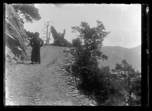 Homme sur la route des montagnes du Caucase - Hugo Simberg
