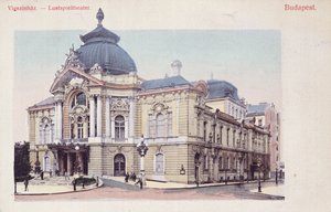 Carte postale représentant le Vigszinhaz (Théâtre de la Comédie) sur le Grand Boulevard à Budapest, vers 1900 (d